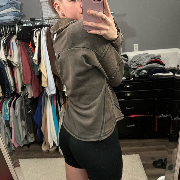 New In Pullover Top - Picture 3 of 4